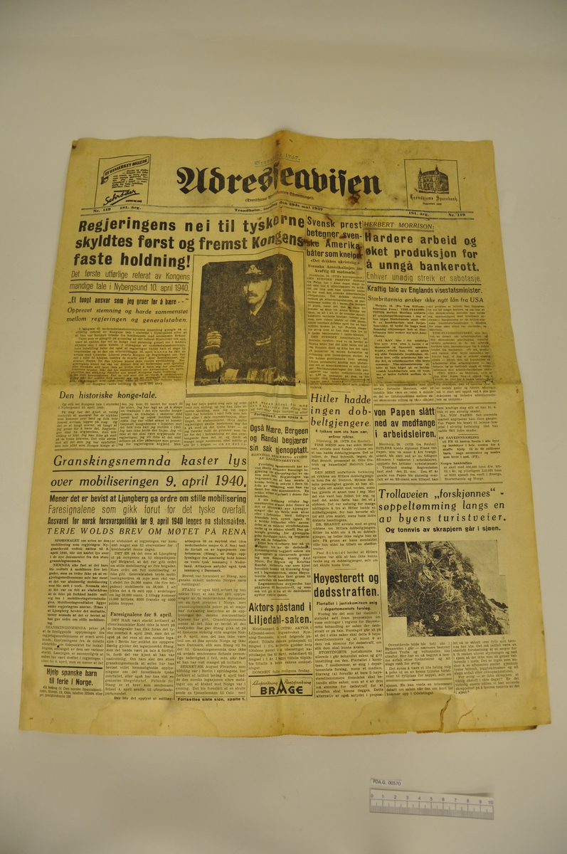 Avis av papir,