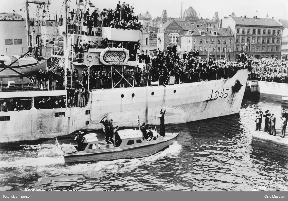 Kronprins Olavs hjemkomst, havn, marinefartøy HMS Cynthia, båt, mennesker