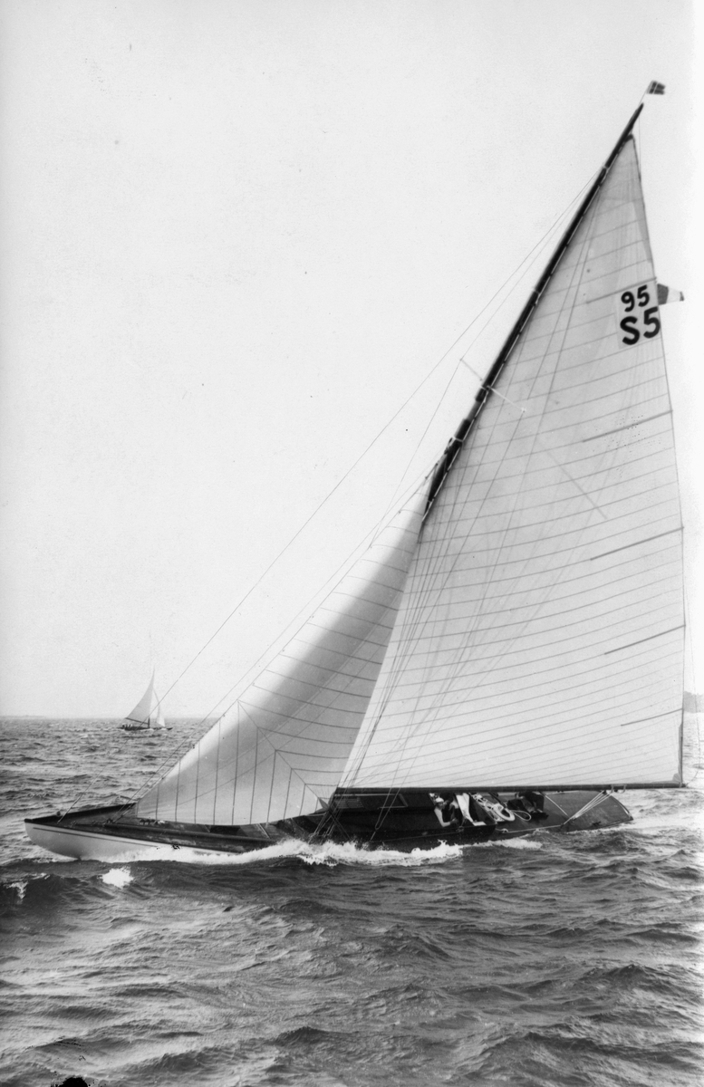 "'Dafne'" "Visbyseglingen"
"95 kvm" "Edv Ericsson" "Konstr A Plym" "Årsbok 1926"