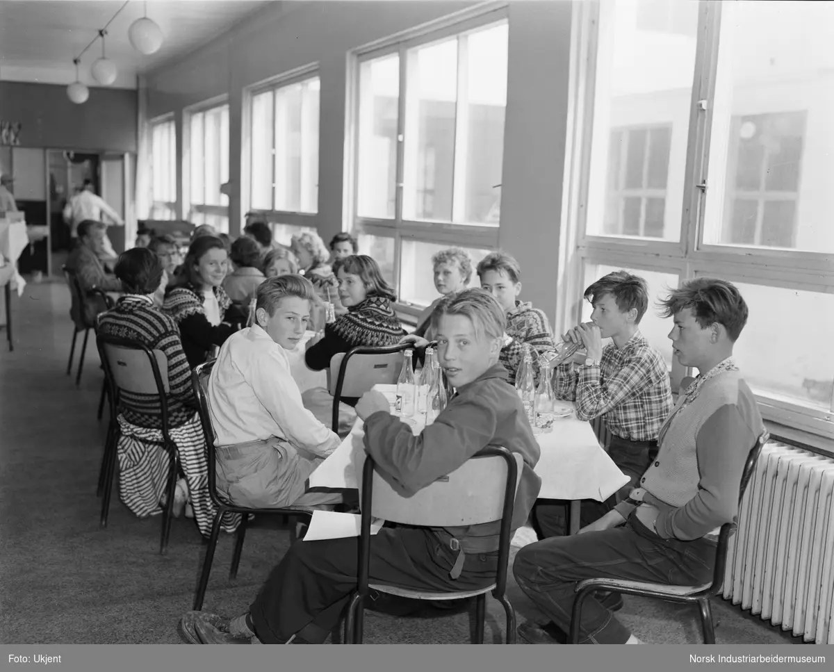 Skoleungdom på Bedriftskolen, besøk med demonstrasjon. I spisesal.