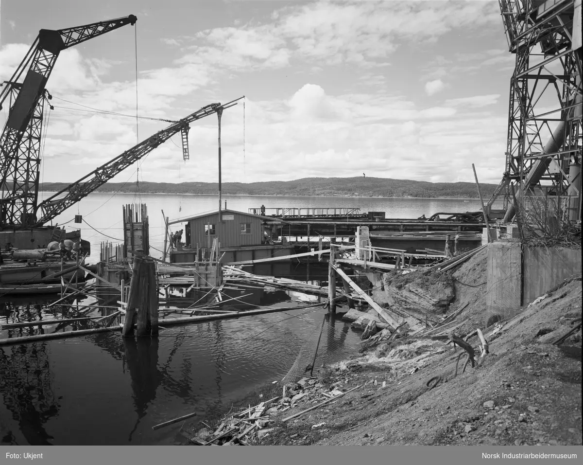 Bygg under oppføring, losseapparater. Fundamentering for transportbro.