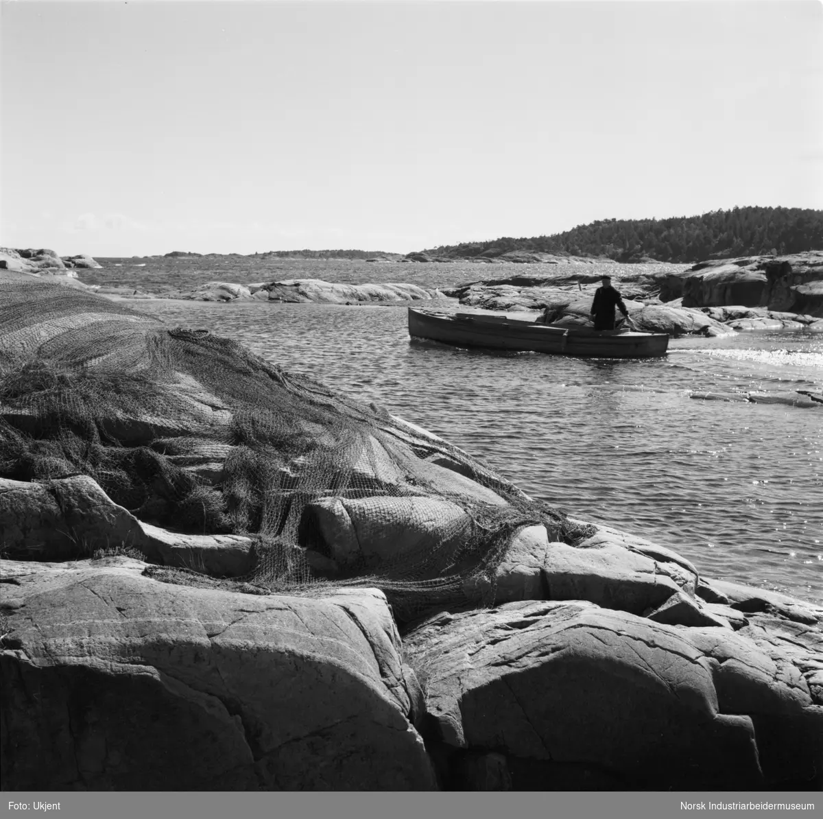 Hydrostranda, situasjonsbilde. Fiskerbåt.