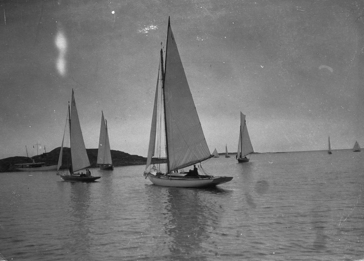 "Pingstseglingen"
"Owaissa närmast"
"(SK75 Måsen -93 EB)"