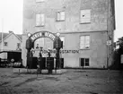 Omnibusstationen på Torsgatan i Huskvarna. Man kan tanka bensin och bentyl ur pumparna och enligt skylten på huset kan man också köpa tidningar och cigarrer.