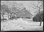 Konstverk - oljemålning med vintermotiv från Ängerås gård, Varnhem, signerad av konstnären Olof Thunman, fotograferad 1942