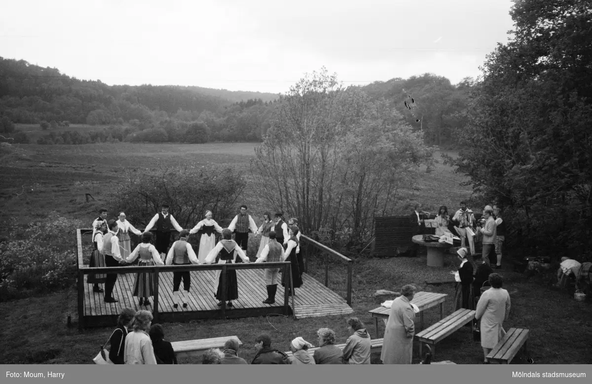 Gammeldans i Långåker, Kållered, år 1983. Kvarnbyns folkdanslag dansar till musik framförd av Kållereds spelmanslag.

För mer information om bilden se under tilläggsinformation.