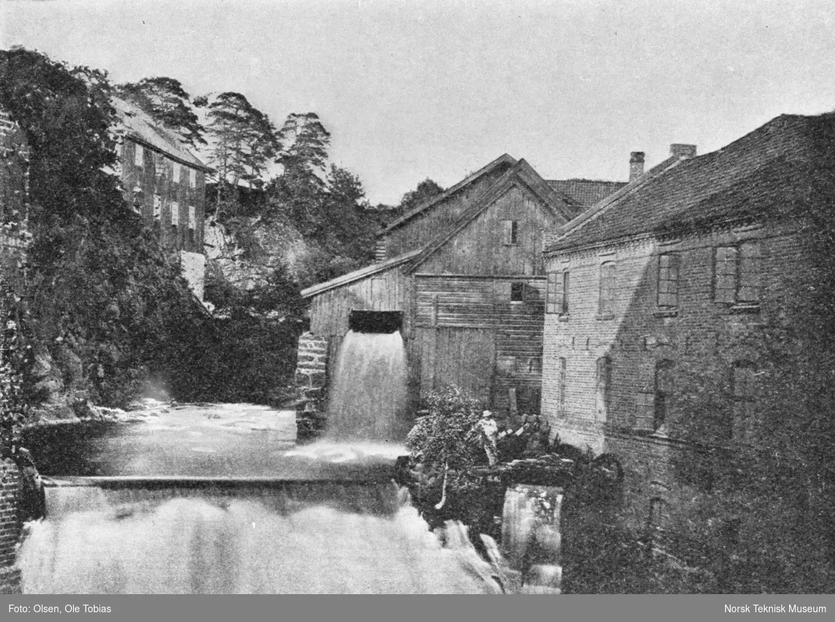 Sandakerfossen i 1865. Til venstre Bjølsen Mølle, til høyre Sandager Mølle