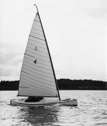 "'Krumelur' S.K.S." "En av de nya kanoterna klass E."