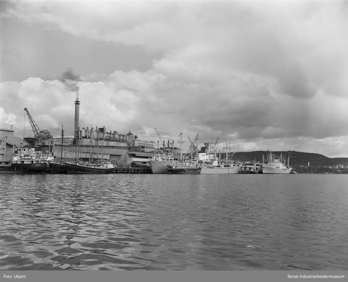 Båter ved kai. Oversikt fra sjøen NV., M/S Himmerland og M/S Borgland.