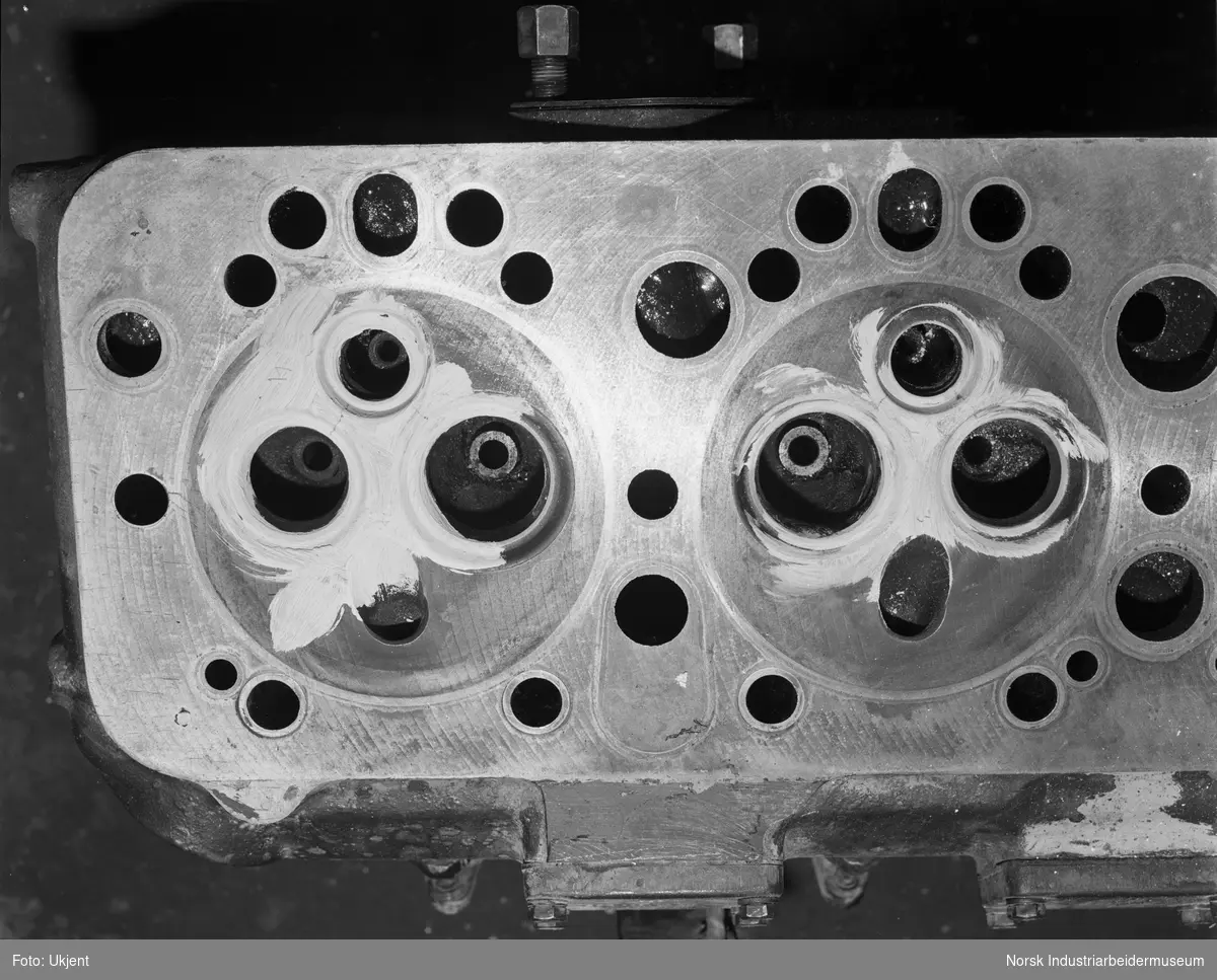 Sprekkdannelse i topplokk for gravemaskin Drott TD 14, Kjörholt. Sylinder 3 og 4.