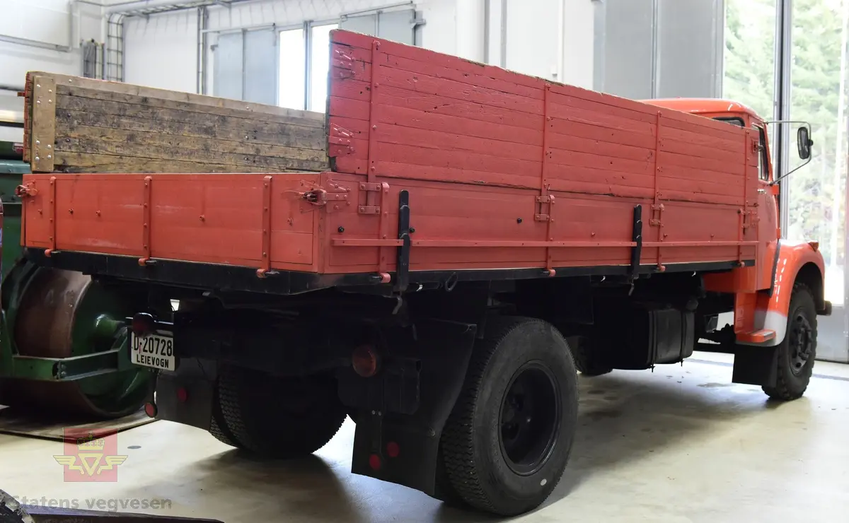Lastebil på 6 hjul, (to akslet) med bakhjuls drift. Akselavstand 4,2 meter.  I hovedsak oransje. Motoren er en turbomatet 4-sylindret dieselmotor av typen Scania-Vabis DS5, den yter 120 hestekrefter og har et sylindervolum på 5193 kubikkcentimeter. Girkassen er en manuell 5-trinns synkronisert utgave, høy- og lavgir i bakakslingen (two-speed) gir tilsammen 10 gir pluss revers. Bremsene er drevet av trykkluft. Bilen har lasteplan med karmer og et ekstra sett karmer på toppen. Bilen har 3-veis hydraulisk tipp fra Thanstrøm i Halden. Svart interiør, lakkert grå innvendig. Egenvekten er ca. 5,1 tonn, lasteevne ca. 5,825 tonn. Totalvekt 11 tonn.
Farge: paprika rød.