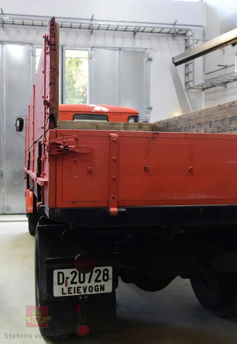 Lastebil på 6 hjul, (to akslet) med bakhjuls drift. Akselavstand 4,2 meter.  I hovedsak oransje. Motoren er en turbomatet 4-sylindret dieselmotor av typen Scania-Vabis DS5, den yter 120 hestekrefter og har et sylindervolum på 5193 kubikkcentimeter. Girkassen er en manuell 5-trinns synkronisert utgave, høy- og lavgir i bakakslingen (two-speed) gir tilsammen 10 gir pluss revers. Bremsene er drevet av trykkluft. Bilen har lasteplan med karmer og et ekstra sett karmer på toppen. Bilen har 3-veis hydraulisk tipp fra Thanstrøm i Halden. Svart interiør, lakkert grå innvendig. Egenvekten er ca. 5,1 tonn, lasteevne ca. 5,825 tonn. Totalvekt 11 tonn.
Farge: paprika rød.