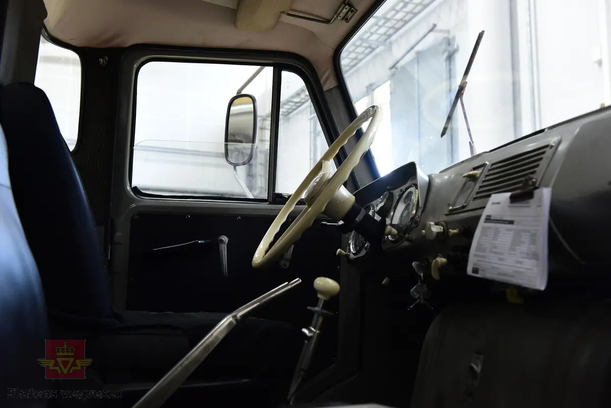Lastebil på 6 hjul, (to akslet) med bakhjuls drift. Akselavstand 4,2 meter.  I hovedsak oransje. Motoren er en turbomatet 4-sylindret dieselmotor av typen Scania-Vabis DS5, den yter 120 hestekrefter og har et sylindervolum på 5193 kubikkcentimeter. Girkassen er en manuell 5-trinns synkronisert utgave, høy- og lavgir i bakakslingen (two-speed) gir tilsammen 10 gir pluss revers. Bremsene er drevet av trykkluft. Bilen har lasteplan med karmer og et ekstra sett karmer på toppen. Bilen har 3-veis hydraulisk tipp fra Thanstrøm i Halden. Svart interiør, lakkert grå innvendig. Egenvekten er ca. 5,1 tonn, lasteevne ca. 5,825 tonn. Totalvekt 11 tonn.
Farge: paprika rød.