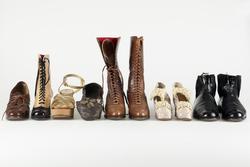 SHOE STORIES Berättelser om skor. Om utställningen som invigdes 22 november 2014: Med utgångspunkt i Upplandsmuseets stora skosamling har vi valt skor med berättelser om människor och händelser. Utstä...