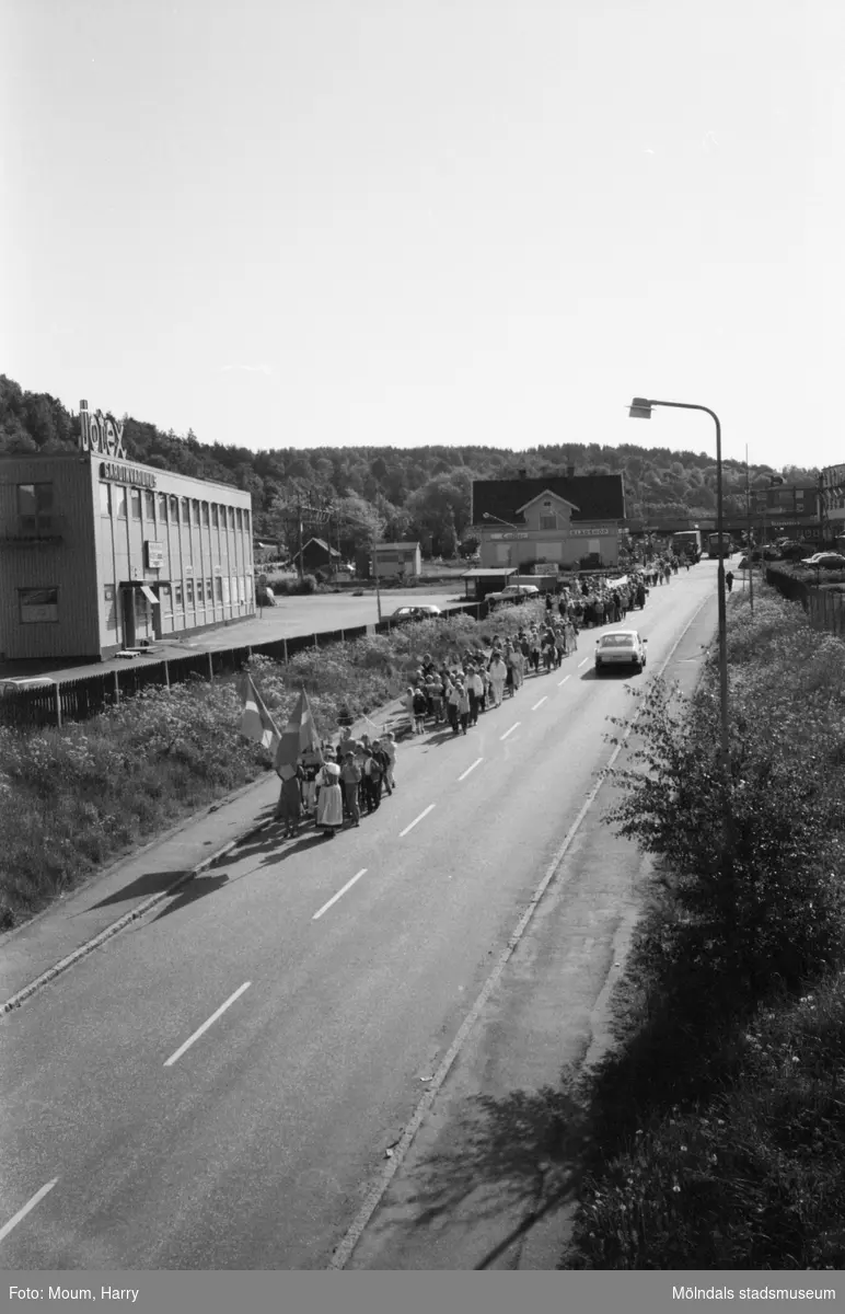 Nationaldagsfirande i Kållered, år 1983. Festtåg på Labackavägen.

För mer information om bilden se under tilläggsinformation.