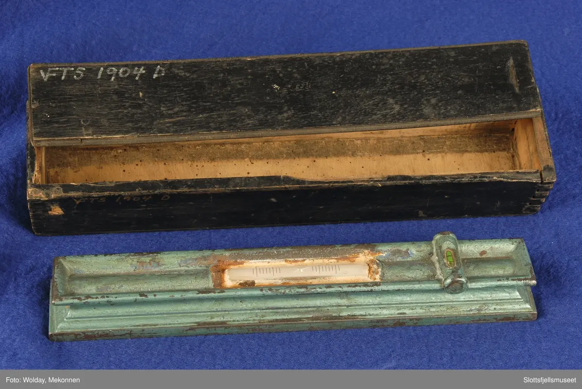 Grønnmalt vater som ligger i sort eske . 