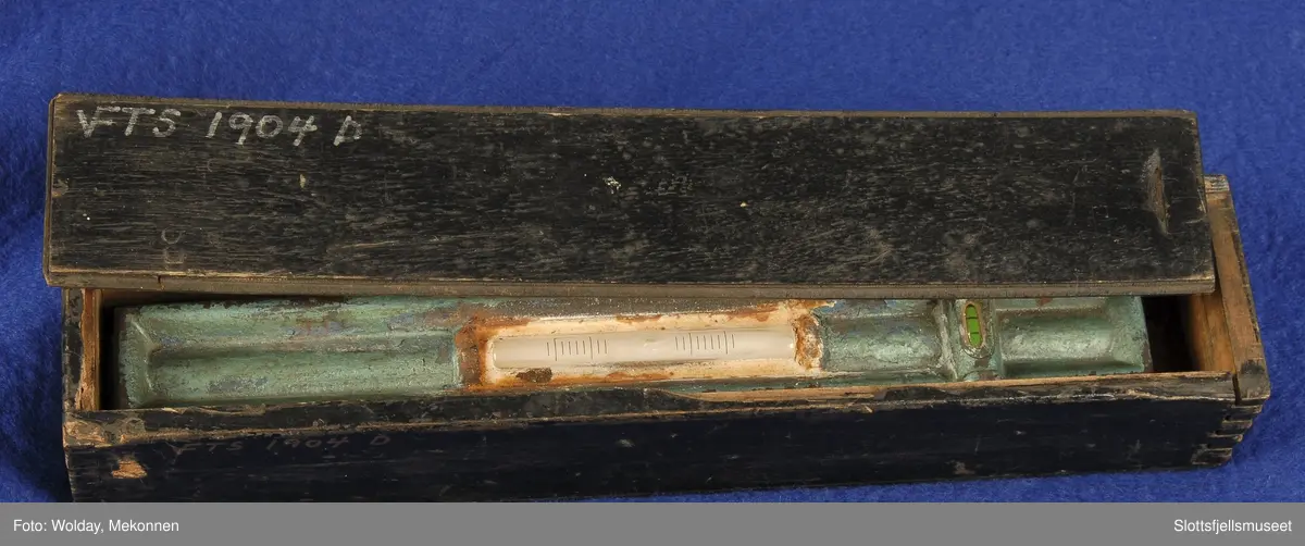 Grønnmalt vater som ligger i sort eske . 