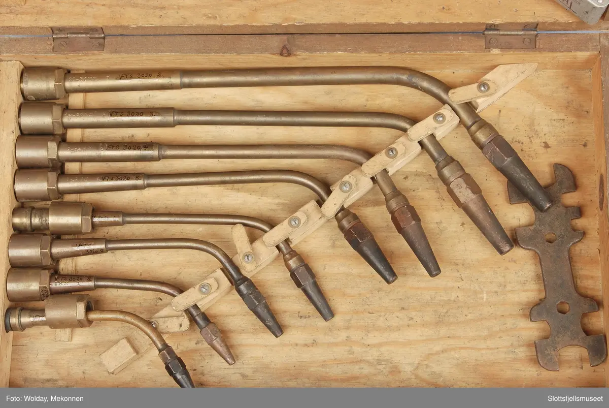 17 deler. Varmebend i messing, koffert i finer. 