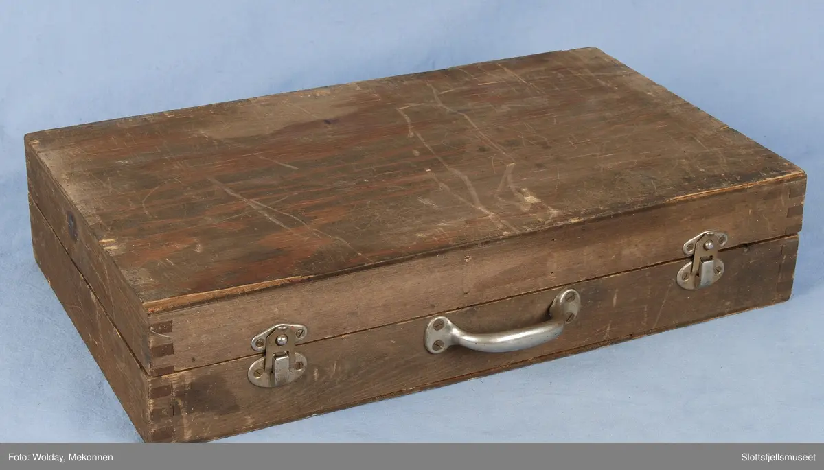 17 deler. Varmebend i messing, koffert i finer. 