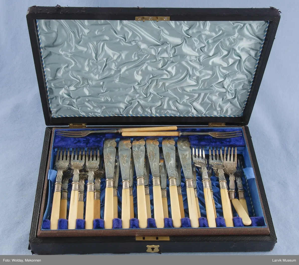 Form: Typisk fiskekniver og gafler. Brede blader på knivene.
