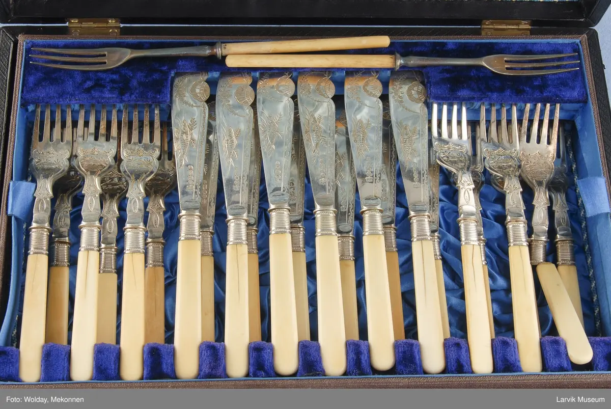 Form: Typisk fiskekniver og gafler. Brede blader på knivene.
