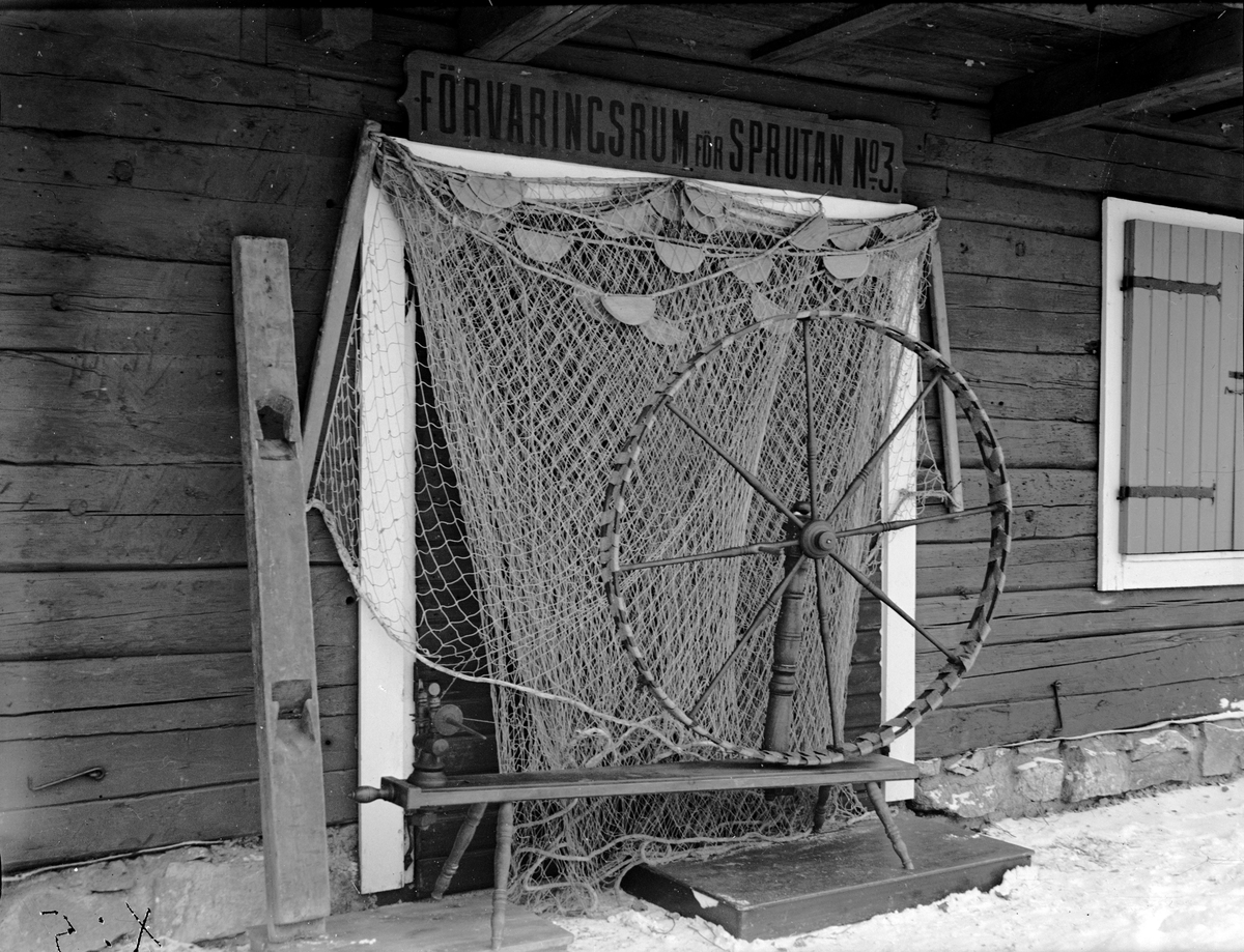 Långhyveln, asp-nät och långrock. Fotograf: KJ Österberg.