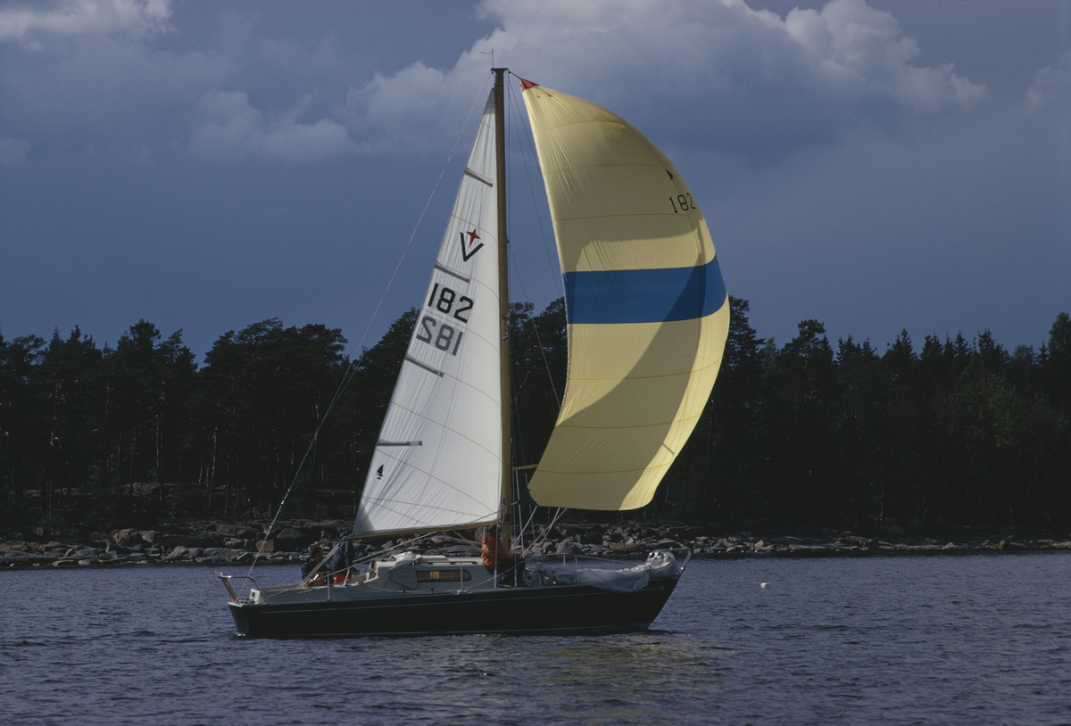 En Albin Vega seglar på Vänern.