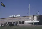 Albin Vega nummer 2000 utanför Albin Marins monteringsfabrik i Kristinehamn.