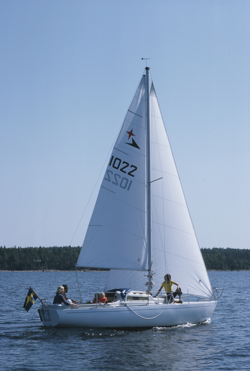 En Albin Viggen seglar på Vänern.