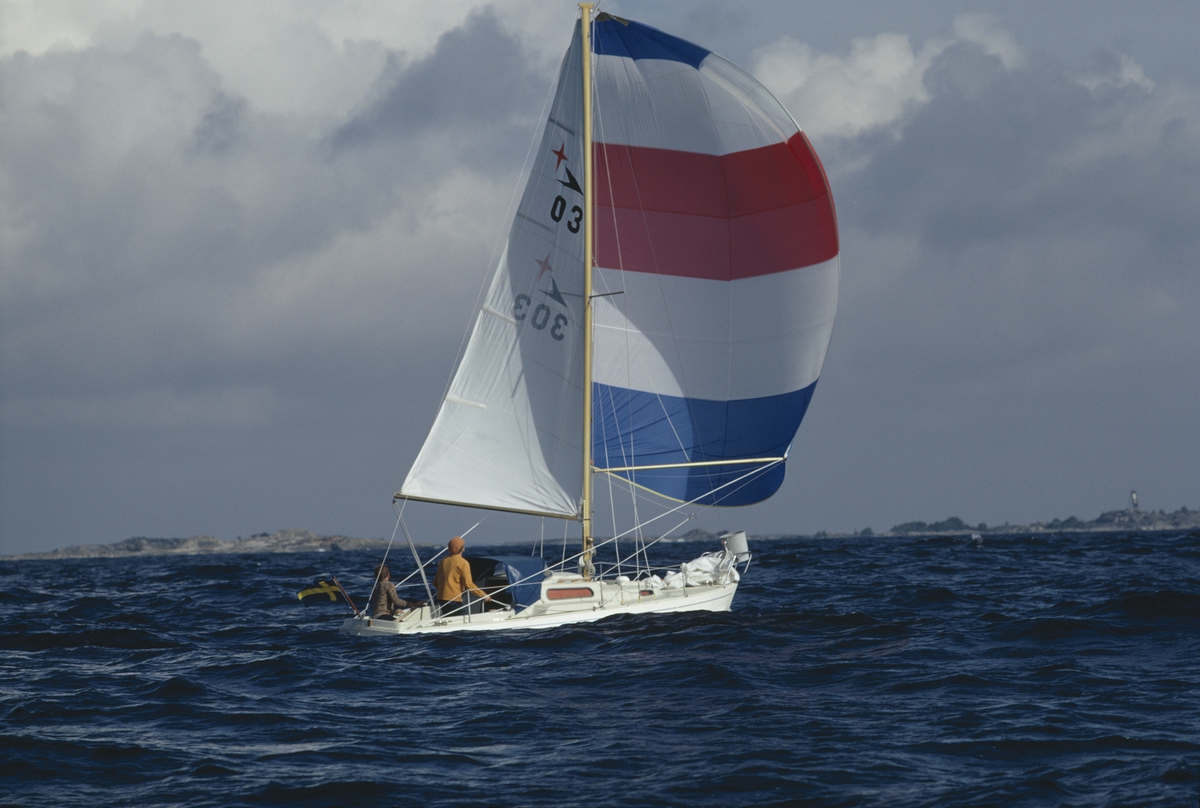 En Albin Viggen seglar för spinnaker.