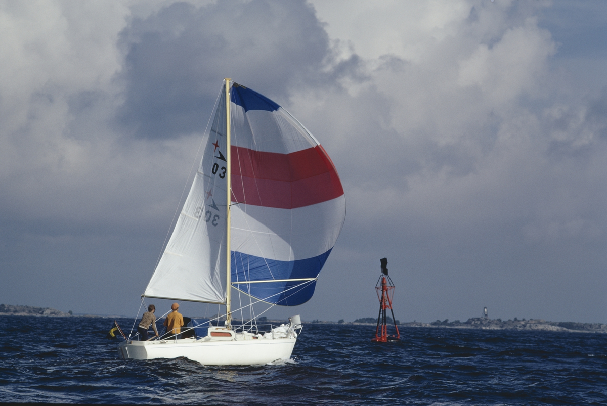 En Albin Viggen seglar för spinnaker.