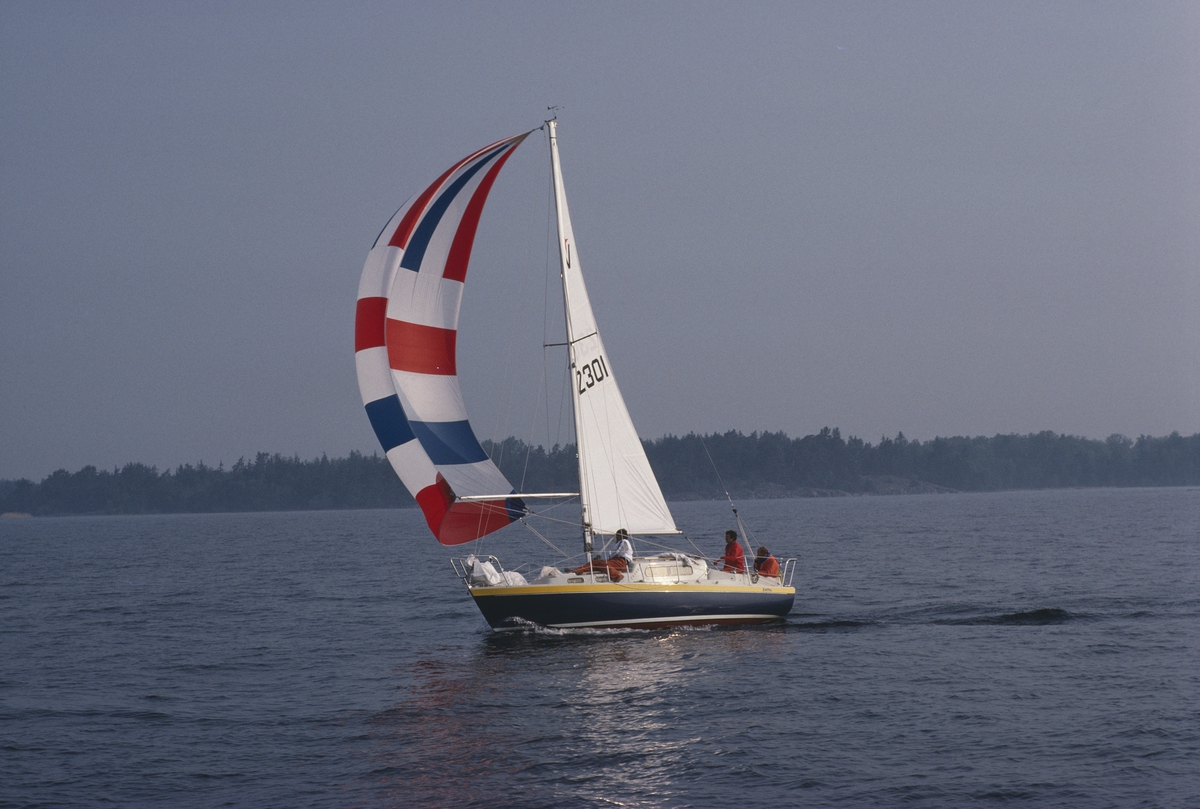 En Albin Vega seglar för spinnaker.