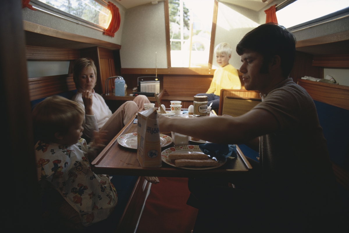 Interiör, salong i Albin Vega. En familj äter frukost. Marknadsföringbild.