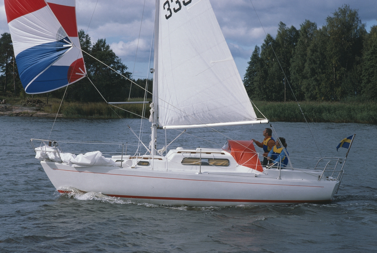 En Albin Vega seglar för spinnaker.