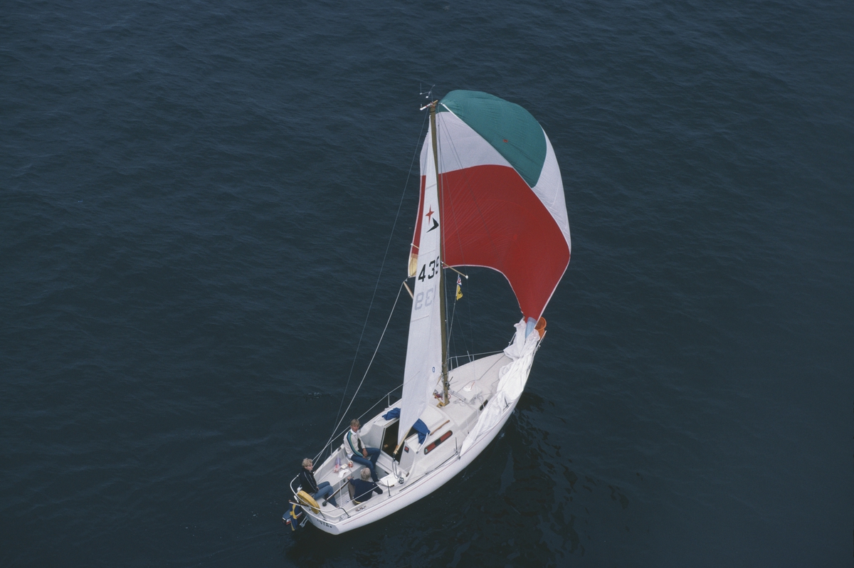 Albin Viggen seglar för spinnaker.