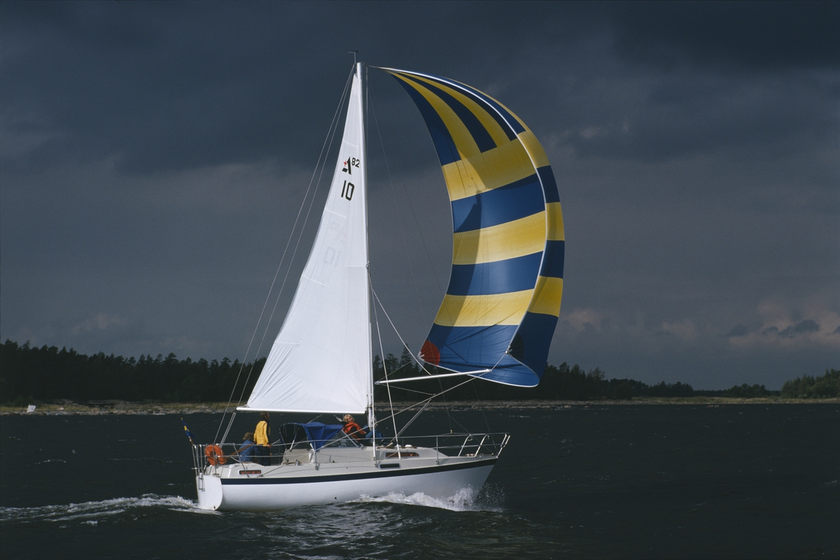 En Albin 82 MS seglar för spinnaker.