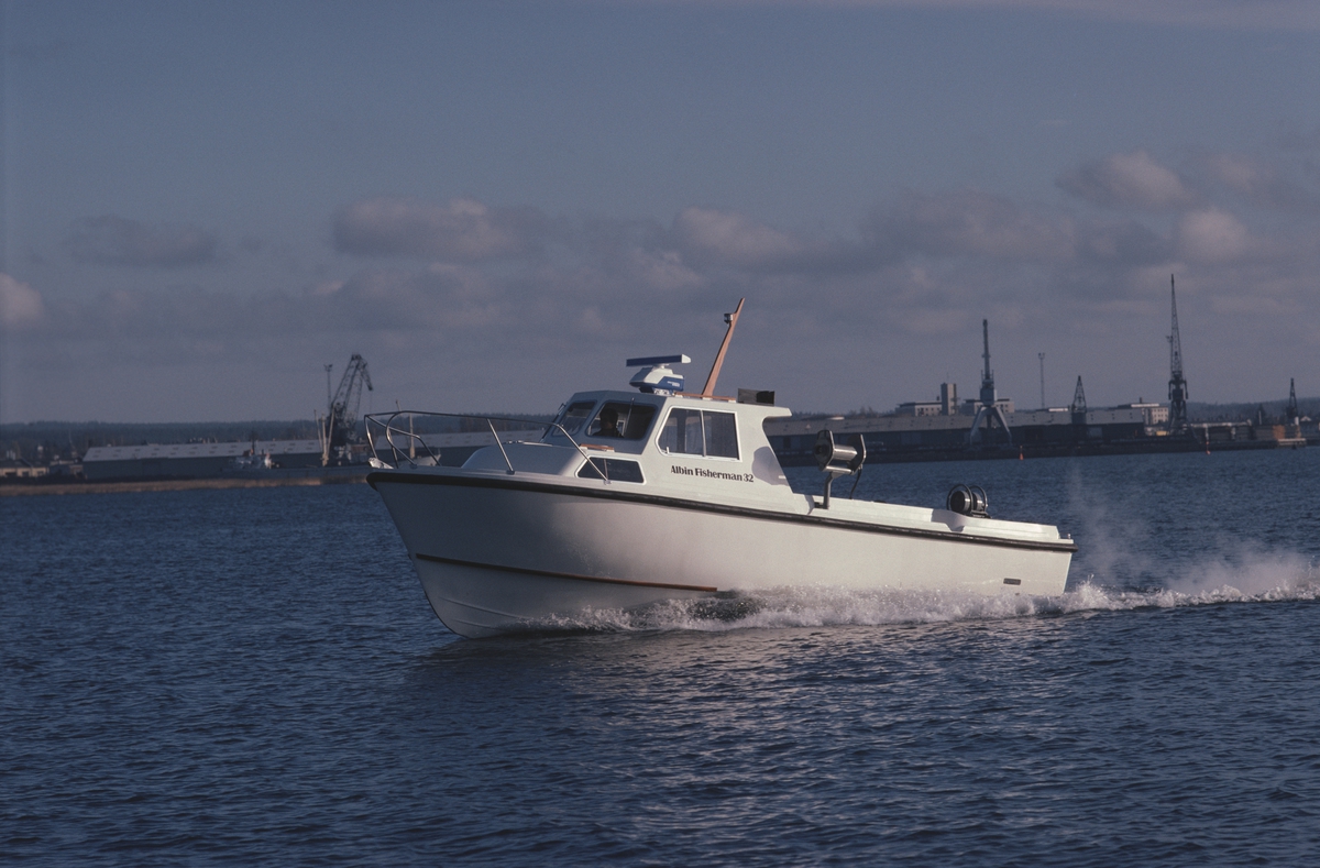 Albin Fisherman 32