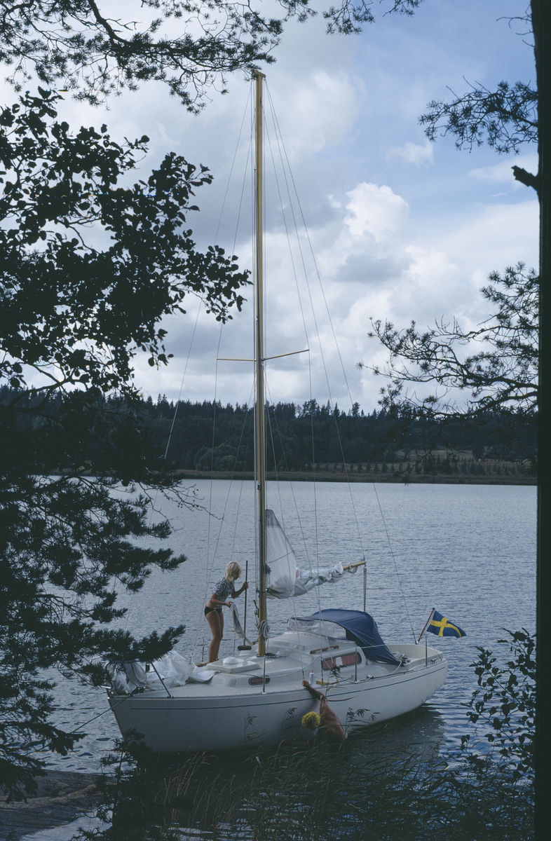 En förtöjd Albin Viggen rengörs i en vik. Marknadsföringsbild.