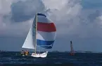 En Albin Viggen seglar för spinnaker.