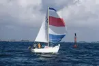 En Albin Viggen seglar för spinnaker.