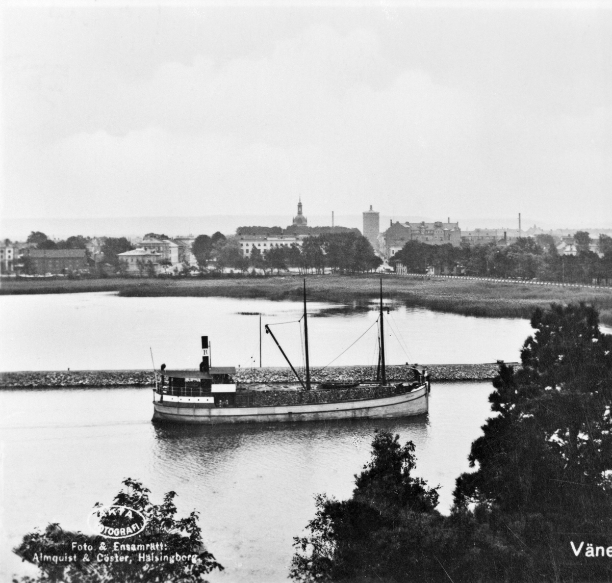 Lastfartyget SMÅLAND i Vänersborgs hamn. Vykort.