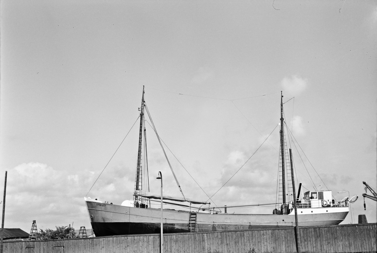 Ägare:/1951-70/: Rederi AB Sydkust. Hemort: Djupekås.