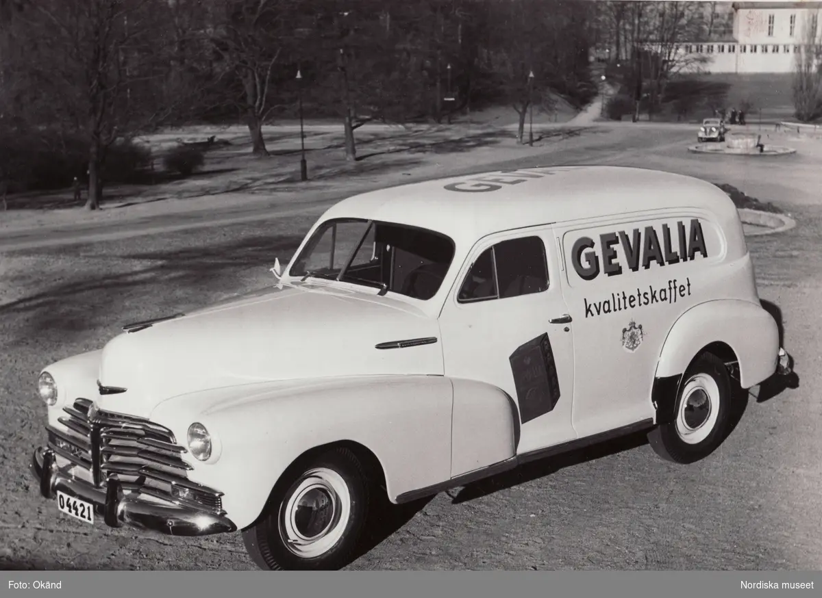 General Motors Nordiska Ab. "En Chevrolet Delivery levererad till Gevalia, inte i Gävle, men i Göteborg av Ragnar Jansson AB."
Texten på bilens sida lyder "Gevalia kvalitetskaffet"