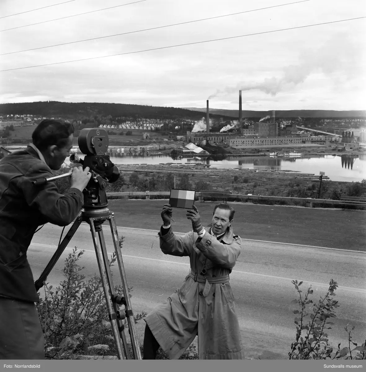 Filminspelning av Nordisk Tonefilm för Transportarbetareförbundet. I bakgrunden syns Östrandsfabriken med de numera rivna tjänstemannabostäderna på Näsberget. På en av bilderna filmar man vid Shellmacken mitt emot kyrkan invid riksvägen ( i Timrådalen. Byggnaden finns fortfarande (2015) kvar liksom det stora huset bakom bensinstationen (Drevvägen 5).