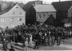 Kistorna S A Andrée och N Strindberg lik förs från fartyget Bratvaag till Kysthospitalet i Tromsö. Efter likvagnen går Bratvaags besättning.