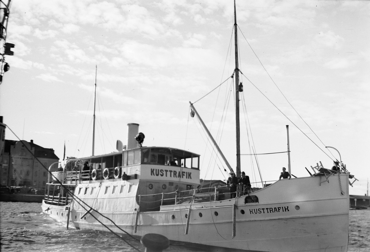 Foto i juni 1953. magasinen på Kronholmen, Härnösand, i bakgrunden.