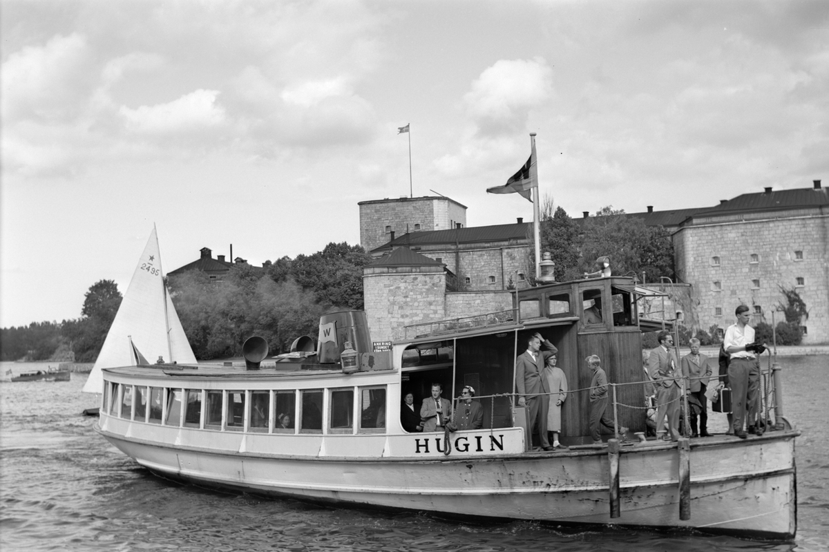 Fartyget i Fästningssundet, skall anlöpa Vaxholm 1956-08-18.
Identiskt fotografi i C, G. Jacksons samling Fo109108AB