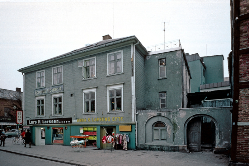 Bybebyggelse,  Bondeheimen. Lars M. Larssens kolonial på gateplan.
