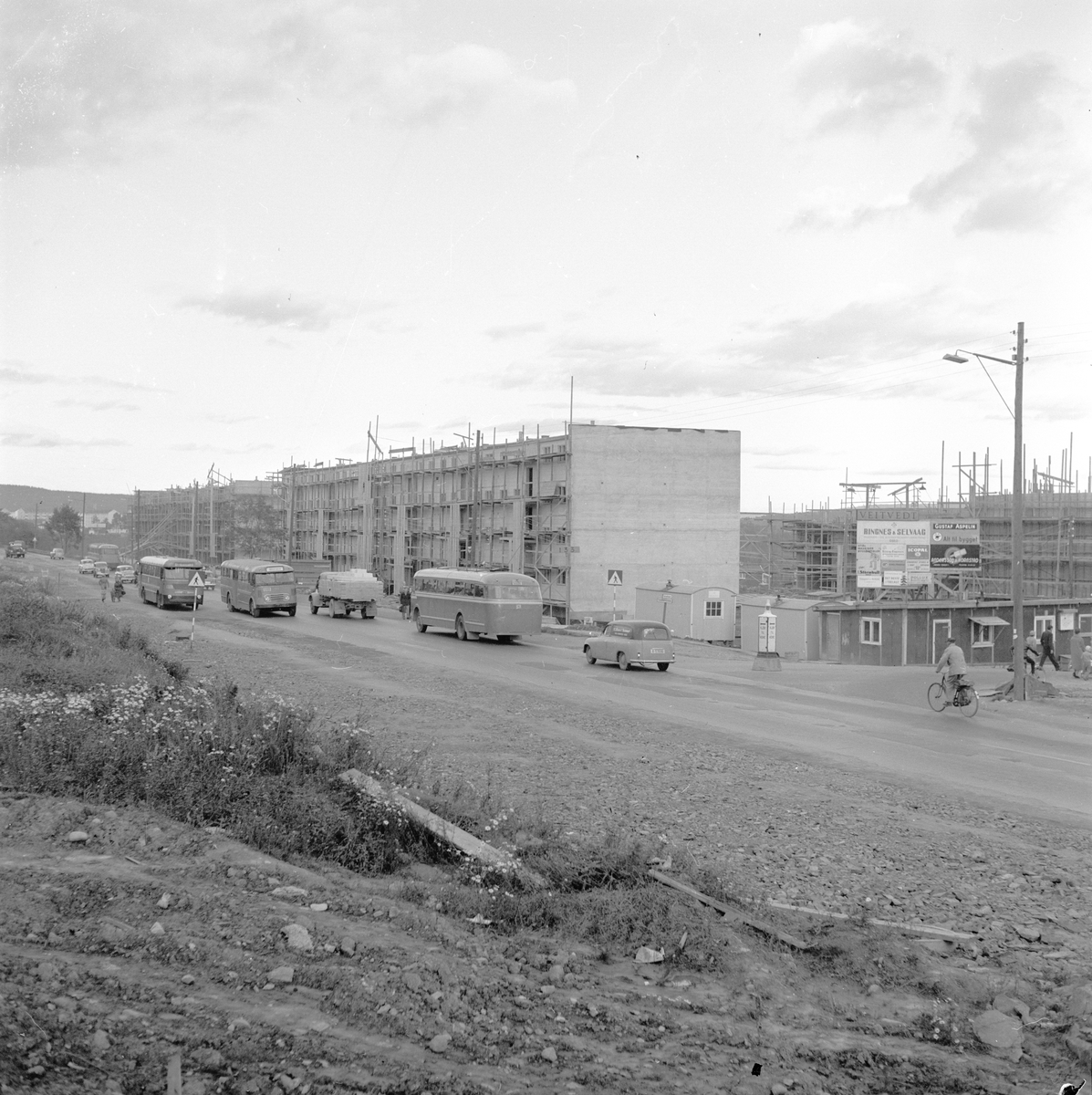 Trondheimsveien, Linderudssletta, Oslo, 28.08.1957. Boligblygging og vei.