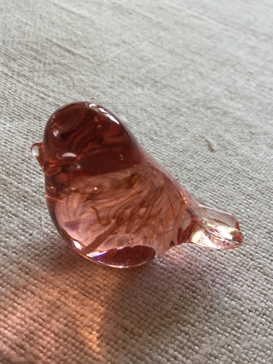 Fågel i rosa glas.